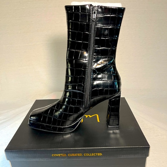 🔥Lulus - Black Crocodile Platform Boots🔥 - Picture 1 of 4